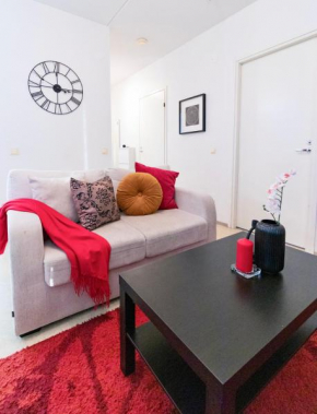 Red Modern Rustic Retreat w SAUNA near Mall and Aalto in Espoo